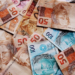 Descubra o que significa sonhar com notas de dinheiro. Saiba como interpretar sonhos que indicam abundância, sucesso financeiro ou possíveis dificuldades econômicas.