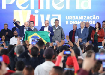 Presidente Lula lança Novo PAC Seleções Periferia Viva, destinando R$ 4,67 bilhões para urbanização de favelas em 12 estados, beneficiando 375 mil famílias com moradias e infraestrutura.