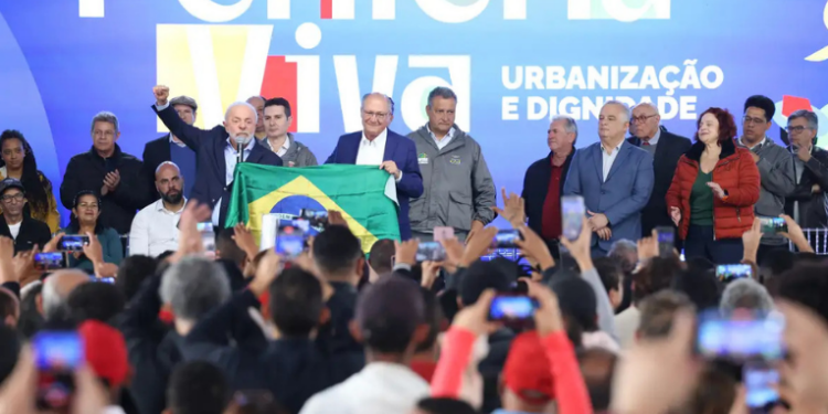 Presidente Lula lança Novo PAC Seleções Periferia Viva, destinando R$ 4,67 bilhões para urbanização de favelas em 12 estados, beneficiando 375 mil famílias com moradias e infraestrutura.