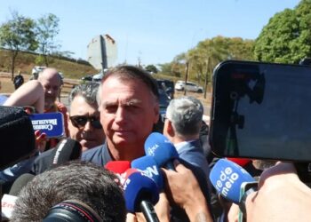 Com tornozeleira e restrições, Bolsonaro desiste de almoço com embaixadores