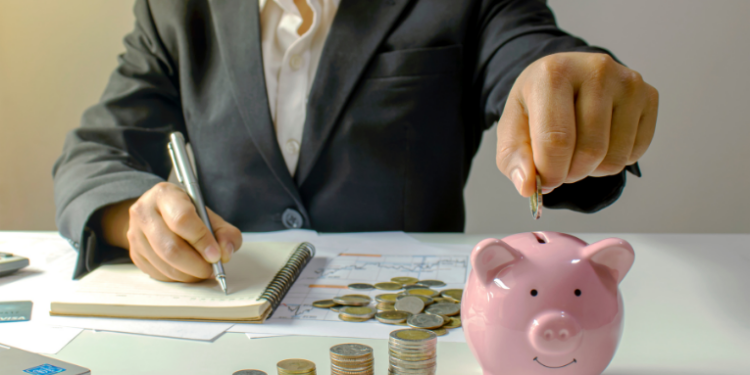 Caderneta de poupança registra saldo positivo de R$ 2,1 bilhões em junho, segundo o Banco Central. É o segundo mês consecutivo de mais depósitos que saques.