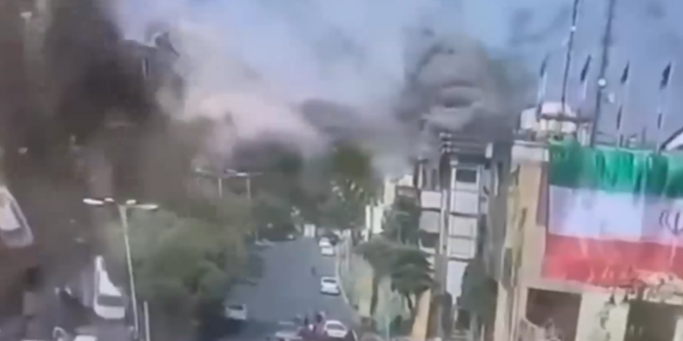 Vídeo inédito mostra ataque israelense em Teerã. Ofensiva provocou danos civis, escalada com EUA e gerou reações de Rússia, China, Brasil e países islâmicos.