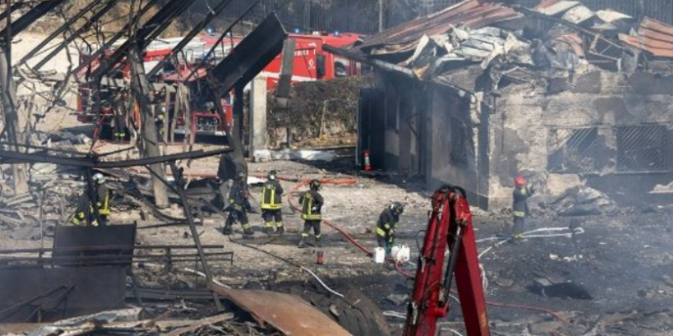 Explosão em posto de gasolina em Roma deixa 21 feridos, incluindo bombeiros e policiais. Papa Leão XIV expressa solidariedade e reza pelas vítimas do incidente.