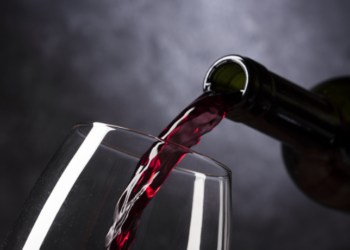 Sonhar com vinho é sinal de alegria, saúde e abundância. Veja o que significa sonhar com taça, garrafa ou beber vinho, e como isso pode refletir sua vida amorosa e financeira.