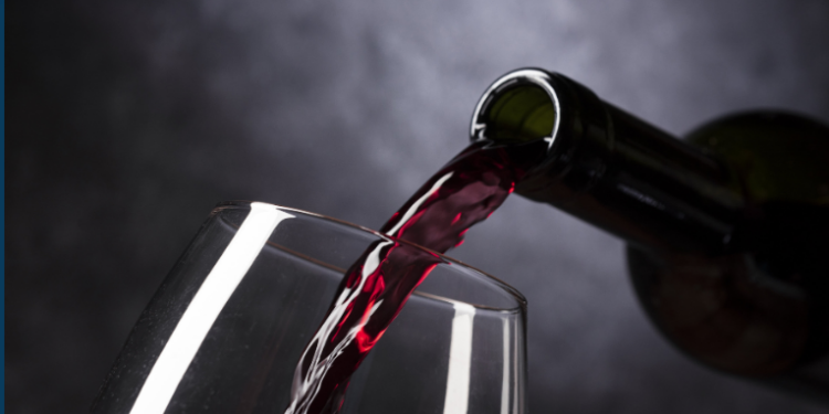 Sonhar com vinho é sinal de alegria, saúde e abundância. Veja o que significa sonhar com taça, garrafa ou beber vinho, e como isso pode refletir sua vida amorosa e financeira.
