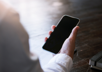 Marcas chinesas como Xiaomi, Realme, Honor e Huawei estão expandindo no Brasil. Saiba quais celulares têm garantia oficial e como evitar produtos contrabandeados.