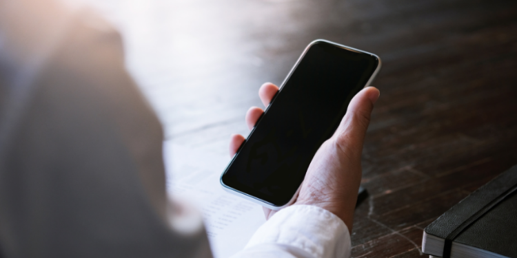 Marcas chinesas como Xiaomi, Realme, Honor e Huawei estão expandindo no Brasil. Saiba quais celulares têm garantia oficial e como evitar produtos contrabandeados.