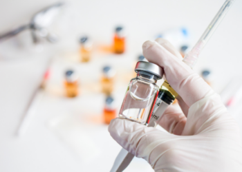 A campanha Julho Amarelo realiza testagens e vacinação contra hepatites A, B, C e D em quilombolas e indígenas no RJ. Ações buscam alcançar grupos vulneráveis com diagnóstico e prevenção gratuitos.