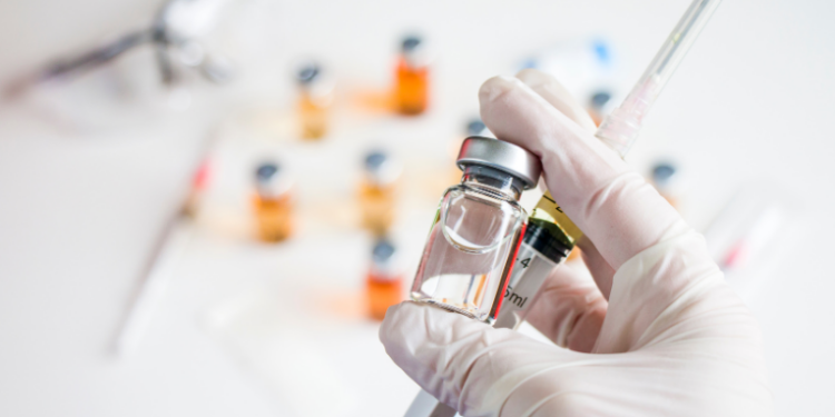 A campanha Julho Amarelo realiza testagens e vacinação contra hepatites A, B, C e D em quilombolas e indígenas no RJ. Ações buscam alcançar grupos vulneráveis com diagnóstico e prevenção gratuitos.