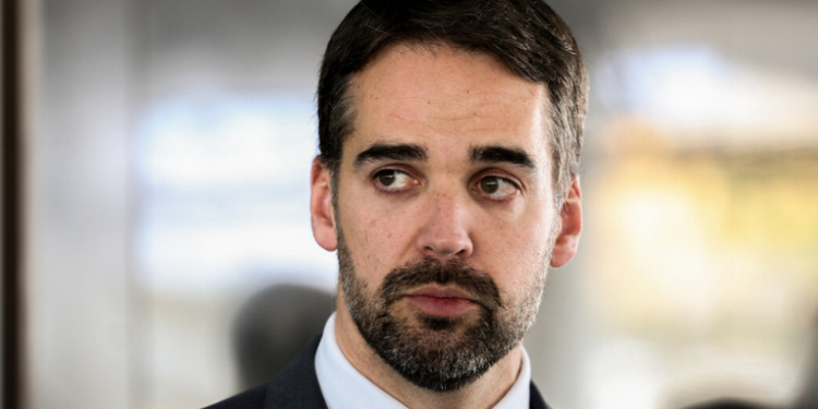 Eduardo Leite (PSD) afirma que anistia a Bolsonaro pode ser debatida, mas defende aguardar julgamentos. Para ele, desafio real do país está além da polarização entre Lula e Bolsonaro.