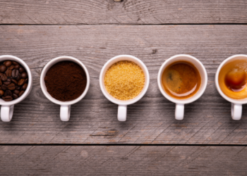 Café preto pode diminuir o risco de diabetes tipo 2, segundo revisão científica. Consumir sem açúcar potencializa efeito protetor, enquanto o uso de adoçantes reduz os benefícios.
