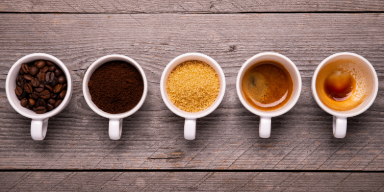 Café preto pode diminuir o risco de diabetes tipo 2, segundo revisão científica. Consumir sem açúcar potencializa efeito protetor, enquanto o uso de adoçantes reduz os benefícios.