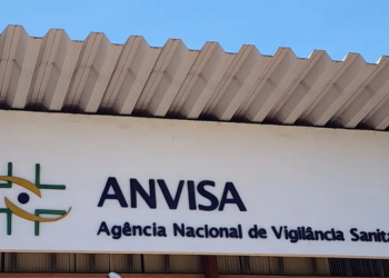 Anvisa manda recolher alimentos de quatro marcas por irregularidades como excesso de aditivos, origem duvidosa e contaminação. Veja os produtos e lotes afetados.