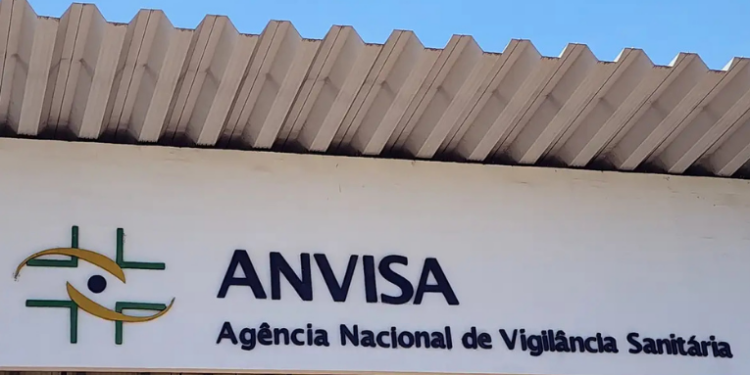 Anvisa manda recolher alimentos de quatro marcas por irregularidades como excesso de aditivos, origem duvidosa e contaminação. Veja os produtos e lotes afetados.