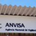Anvisa manda recolher alimentos de quatro marcas por irregularidades como excesso de aditivos, origem duvidosa e contaminação. Veja os produtos e lotes afetados.