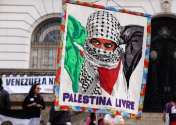 Manifestação no Rio cobra do Brasil e do Brics o fim das relações com Israel e repudia apoio à solução de dois Estados. Ativistas defendem Palestina livre e democrática.