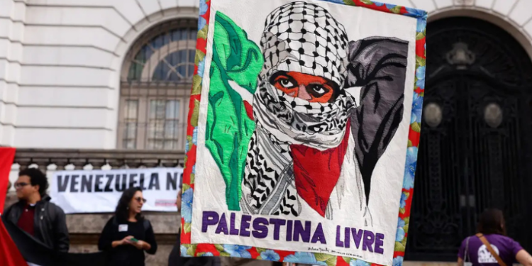 Manifestação no Rio cobra do Brasil e do Brics o fim das relações com Israel e repudia apoio à solução de dois Estados. Ativistas defendem Palestina livre e democrática.