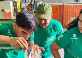 Petrobras anuncia 38 mil vagas com salários de até R$ 30 mil e enfrenta escassez de profissionais. Estatal aposta em qualificação e retorno de trabalhadores informais.