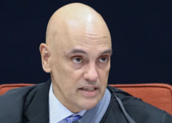 Trump Media e Rumble processam Alexandre de Moraes nos EUA por suposta censura. Justiça da Flórida emite nova intimação ao ministro e estipula prazo de 21 dias para resposta.