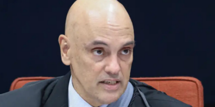 Trump Media e Rumble processam Alexandre de Moraes nos EUA por suposta censura. Justiça da Flórida emite nova intimação ao ministro e estipula prazo de 21 dias para resposta.