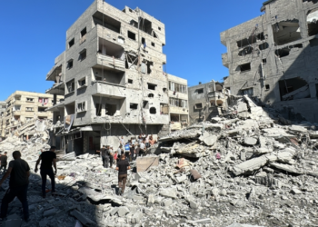 Conflito em Gaza: enquanto diplomatas buscam cessar-fogo, população enfrenta fome extrema com hospitais sem medicamentos e ataques a pontos de distribuição.