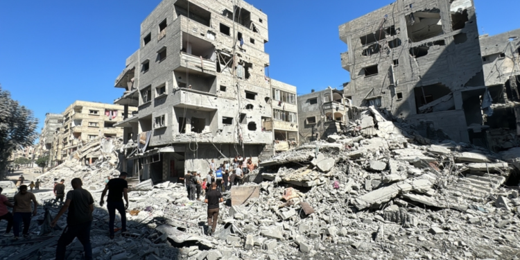 Conflito em Gaza: enquanto diplomatas buscam cessar-fogo, população enfrenta fome extrema com hospitais sem medicamentos e ataques a pontos de distribuição.