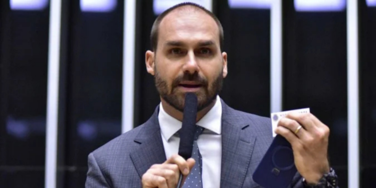 Em podcast, deputado afirma que missão de senadores aos EUA está "fadada ao fracasso" e cobra votação de anistia no Congresso.