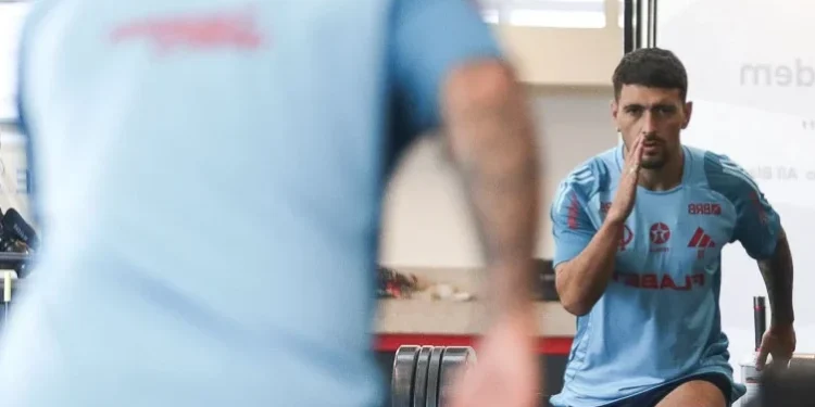 Pedro volta ao Flamengo após crise com Filipe Luís e está confirmado no clássico contra o Fluminense.