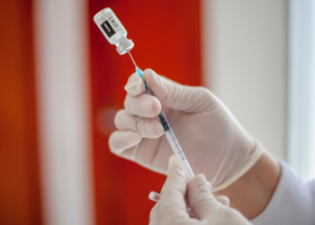 A vacina meningocócica ACWY passa a ser oferecida pelo SUS para crianças de 12 meses a partir de 1º de julho. Medida amplia proteção contra quatro sorogrupos da meningite.