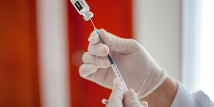 A vacina meningocócica ACWY passa a ser oferecida pelo SUS para crianças de 12 meses a partir de 1º de julho. Medida amplia proteção contra quatro sorogrupos da meningite.