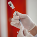 A vacina meningocócica ACWY passa a ser oferecida pelo SUS para crianças de 12 meses a partir de 1º de julho. Medida amplia proteção contra quatro sorogrupos da meningite.