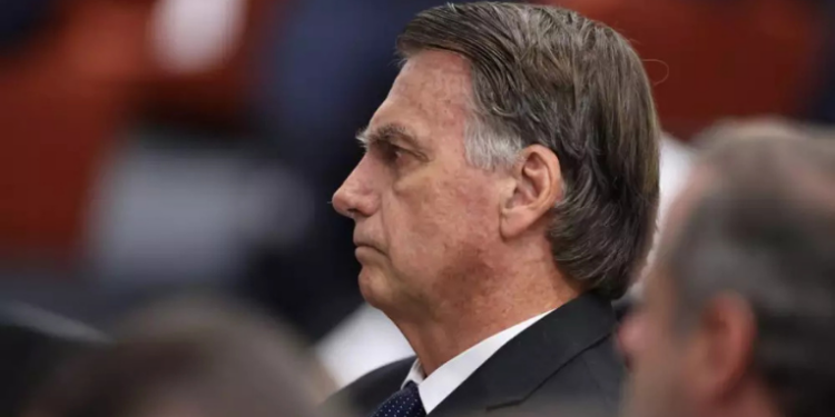 Alexandre de Moraes determina prisão domiciliar de Jair Bolsonaro por descumprimento de medidas cautelares