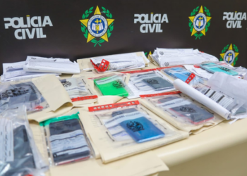 A Polícia Civil do RJ iniciou a devolução de celulares roubados a seus donos. Ação faz parte da Operação Rastreio, que já apreendeu 4,7 mil aparelhos e prendeu mais de 260 pessoas.