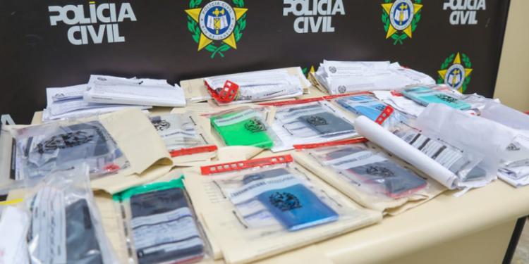 A Polícia Civil do RJ iniciou a devolução de celulares roubados a seus donos. Ação faz parte da Operação Rastreio, que já apreendeu 4,7 mil aparelhos e prendeu mais de 260 pessoas.