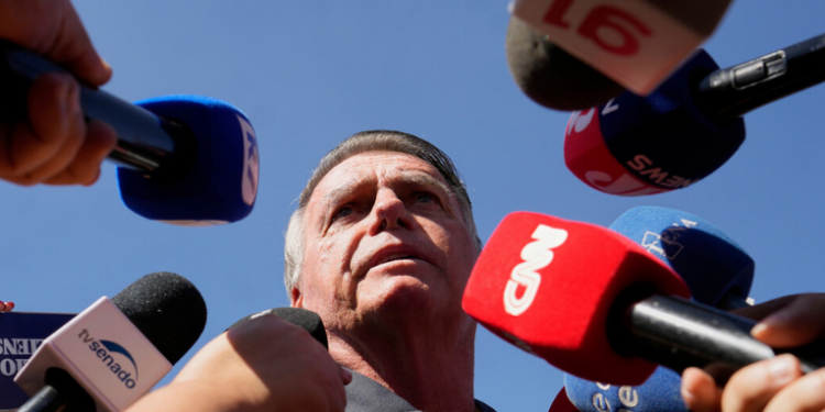 Decisão do STF contra Bolsonaro, com tornozeleira e veto a redes sociais, repercute no mundo. Imprensa compara caso a Trump e crise no Capitólio.