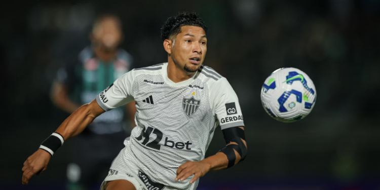 Rony e Scarpa notificam o Atlético-MG por pendências financeiras. Entenda o caso e o impacto no time às vésperas de jogo decisivo.
