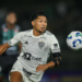 Rony e Scarpa notificam o Atlético-MG por pendências financeiras. Entenda o caso e o impacto no time às vésperas de jogo decisivo.