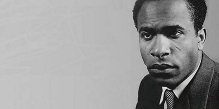 Há 100 anos nascia Frantz Fanon, intelectual que revolucionou os estudos sobre racismo e colonialismo. Sua obra permanece essencial para entender opressão racial.