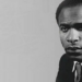 Há 100 anos nascia Frantz Fanon, intelectual que revolucionou os estudos sobre racismo e colonialismo. Sua obra permanece essencial para entender opressão racial.