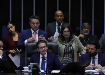 Eduardo Bolsonaro afirma que não vai renunciar e garante manter o mandato por mais três meses, mesmo após fim da licença. Investigado no STF, ele critica Moraes e pede anistia para Jair Bolsonaro.