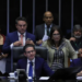 Eduardo Bolsonaro afirma que não vai renunciar e garante manter o mandato por mais três meses, mesmo após fim da licença. Investigado no STF, ele critica Moraes e pede anistia para Jair Bolsonaro.