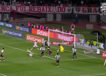 São Paulo vence Corinthians por 2 a 0 com gols de Luciano e respira na luta contra o rebaixamento. Crespo mostra evolução, enquanto Timão preocupa com desempenho frágil. Confira análise!
