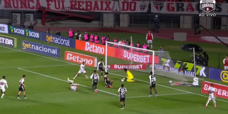 São Paulo vence Corinthians por 2 a 0 com gols de Luciano e respira na luta contra o rebaixamento. Crespo mostra evolução, enquanto Timão preocupa com desempenho frágil. Confira análise!