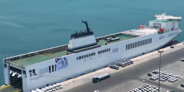 Em meio à crise humanitária em Gaza, Emirados Árabes enviam 8º navio com mais de 7 mil toneladas de ajuda. Volume total ultrapassa 77 mil toneladas.