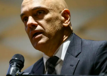 Ministro Alexandre de Moraes proíbe Jair Bolsonaro de se manifestar em redes sociais direta ou indiretamente. PL cancela coletiva após decisão do STF. Medidas cautelares seguem mantidas.