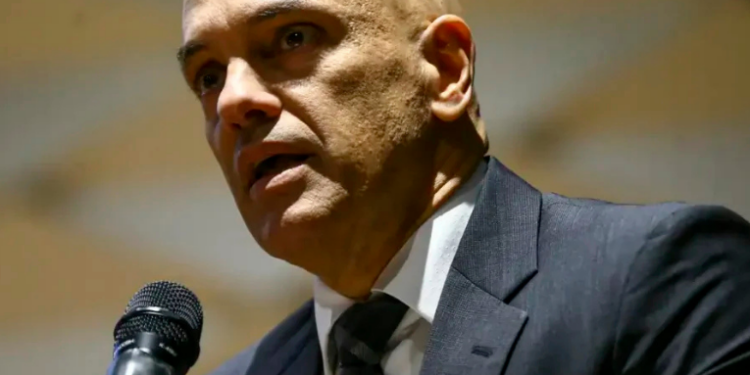 Ministro Alexandre de Moraes proíbe Jair Bolsonaro de se manifestar em redes sociais direta ou indiretamente. PL cancela coletiva após decisão do STF. Medidas cautelares seguem mantidas.