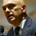 Ministro Alexandre de Moraes proíbe Jair Bolsonaro de se manifestar em redes sociais direta ou indiretamente. PL cancela coletiva após decisão do STF. Medidas cautelares seguem mantidas.