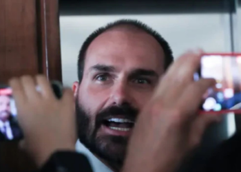 Alexandre de Moraes ordena bloqueio de contas, bens e salário de Eduardo Bolsonaro por suspeita de atuação nos EUA contra instituições brasileiras. Deputado é investigado por tentar influenciar ações internacionais.