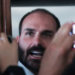 Alexandre de Moraes ordena bloqueio de contas, bens e salário de Eduardo Bolsonaro por suspeita de atuação nos EUA contra instituições brasileiras. Deputado é investigado por tentar influenciar ações internacionais.