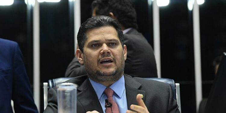 Alcolumbre ignora pressão do PL e mantém recesso informal no Senado